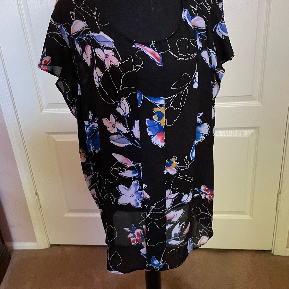 Tahari short sleeve floral blouse